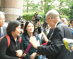 吳揆視察勞委會 工運團體爭取外勞休假權