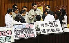 食衛法修不定  民進黨團包圍院會主席台