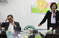 吳乃仁閃電請辭  蔡英文人情攻勢慰留