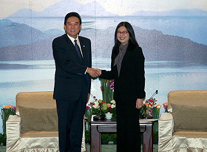 賴幸媛贈陳雲林「RAP廣告」、「不能沒有你」DVD