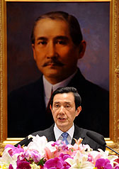 馬 : 對外及兩岸關係會平衡發展