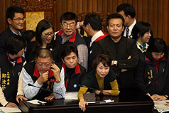 藍綠拉扯中  國民黨強行表決地制法
