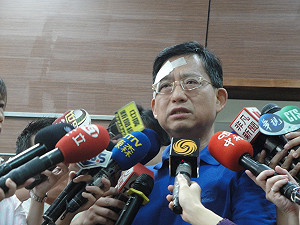 被砸傷  吳育昇將提傷害告訴