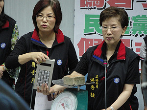 砸到吳育昇的計時器  半個磚頭重