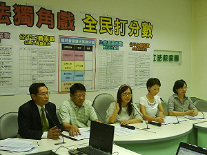 自廢武功？  綠委議場外審法案