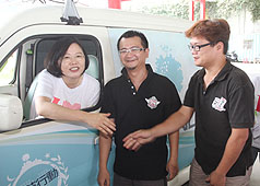行動加油站啟動     小英隨兩隻胖卡趴趴走