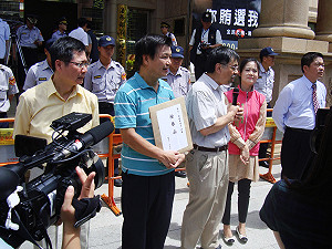 李文忠遭判刑 綠委鄉親學界相挺