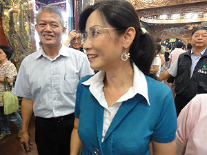 蘇貞昌走訪寺廟 藍營參選人同場拜票