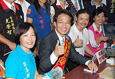 角逐大台南  金溥聰陪同郭添財登記