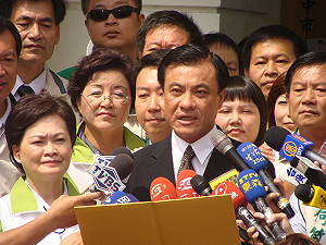 蘇嘉全完成登記  要打高格調選舉