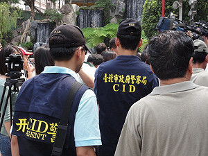 蘇貞昌訪龍山寺 刑警全程緊盯