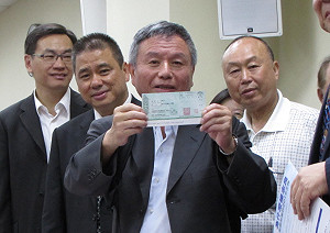 不滿藍綠只談兩岸 楊志良1日領表選總統