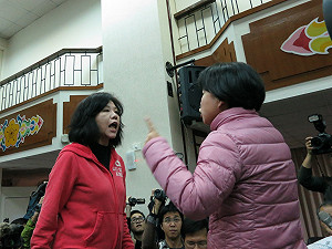 服貿衝突 男推擠、女跳上桌 發言單被搶走