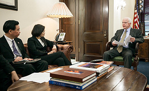 麥肯：支持台灣發展不對稱作戰能力