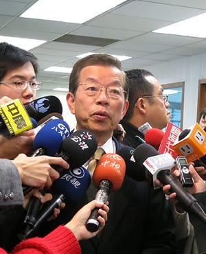 謝長廷：有2、3人要選黨主席 很難協調