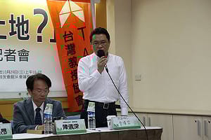 諷吳育昇  李權哲：上薇閣床等於上自家床？