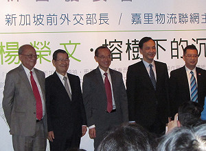 藍大咖出席新書會  被問連戰赴中全快閃