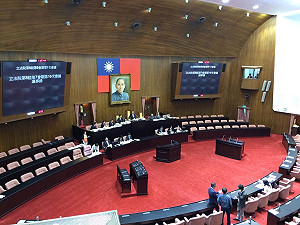 自經區逕付二讀 張慶忠跪求速審監督條例