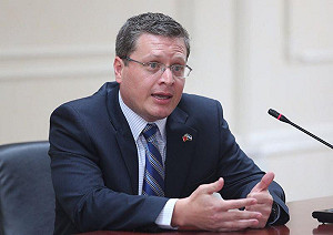 車禍留名片未報警 宏國大使：出於善意