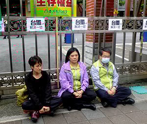 抗議服貿  3綠委禁食70小時 夜宿立院