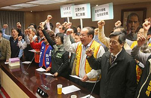 不滿獎金遭砍  國企工會立院抗議