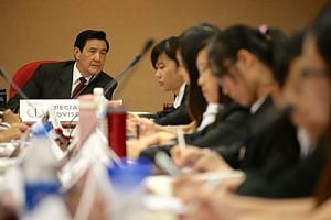 與學生座談 馬：謝謝大家願意跟我握手