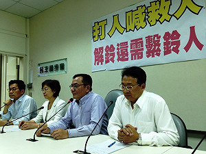 遭批阻民生法案  綠：邱毅口水吃多會說謊