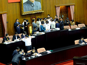 綠委再占主席台  嗆江揆不報告就沒院會