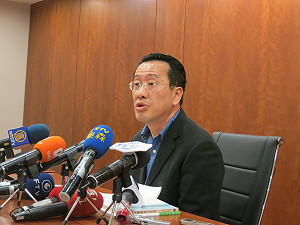 顧立雄推三階段整合 與柯直球對決