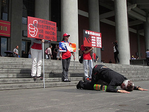 藍臨全會登場 場外挺柱者下跪不起