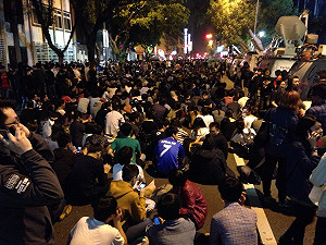 支援議場內人民  場外近萬人聚集