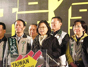 這是個冷冰冰政府 民眾喊是白冰冰的政府