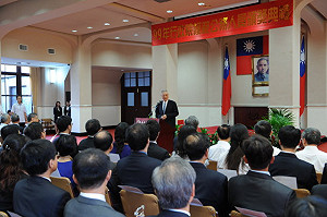 政府效能大幅落後  公務員加薪有理？