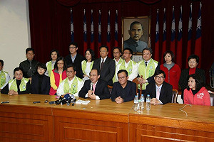 綠譴責藍阻服貿審理 今再夜宿立院