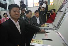 快訊/下午5點30分  顏寬恒自行宣布當選