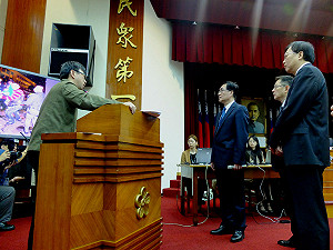 段宜康秀警方攻擊照片痛罵  官員呆站挨訓