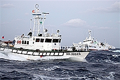 進逼釣島3海浬  台船一度與日艦對峙