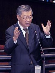 限縮領退休年終資格  陳冲：金額約20億