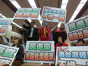 國民黨祭出大字報牆 擋盡媒體版面