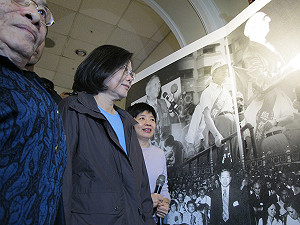 參訪嚴家淦、李鎮源展 小英：沒藍綠考量