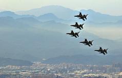 70架軍機飛越總統府 總統揮手致意