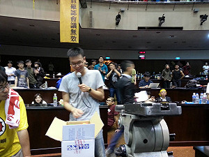 網上購物送立院  林飛帆也行