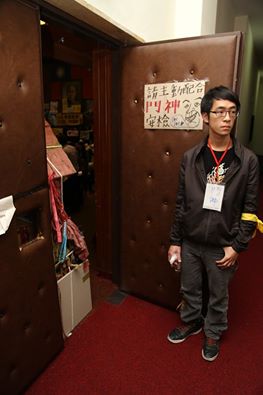 DV上貼「偵查組」 議場已揪出7名便衣