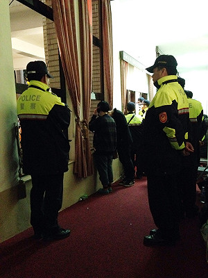 與民眾僵持破70小時  員警疲累全寫臉上