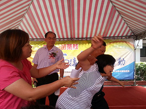 抗議劉政鴻 林淑芬在立院慘遭縣府官員摔倒