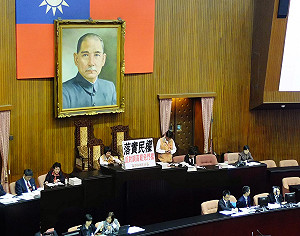 擋罷免法、監督條例  在野黨再占主席台