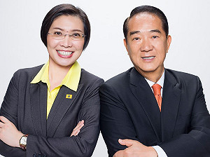 宋瑩配公布定裝照 徐欣瑩掛黨徽入鏡