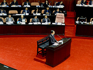 老翁下跪陳情  江宜樺：看報紙才知道