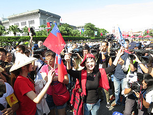 學生抗議 挺馬女以「中華民國生日快樂」反嗆