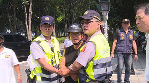 不滿全代會層層管制 里長參選人騎車撞傷警